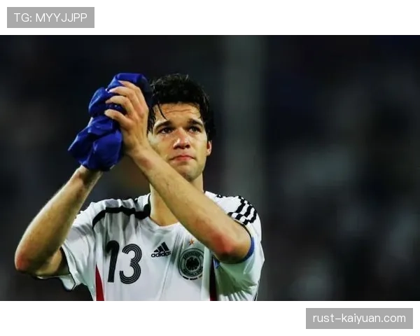 巴拉克与杰拉德在攻防权重分配上的分化：前者更重后插进攻，后者偏向中场覆盖